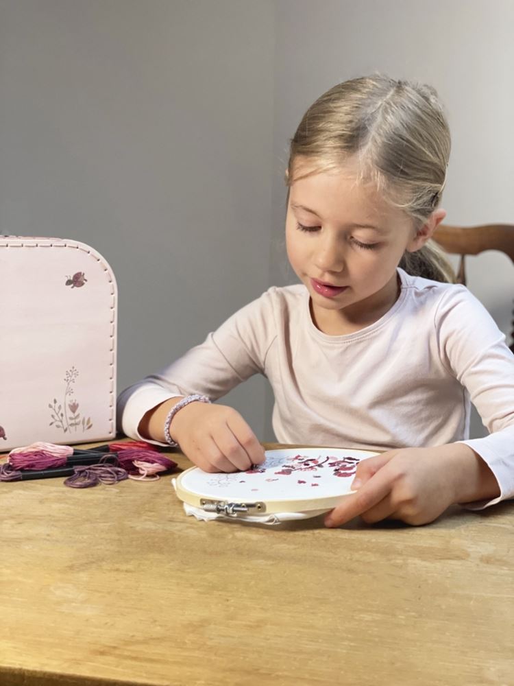Afbeelding laden in galerijviewer, Egmont borduurkit lieveheersbeestjes in
