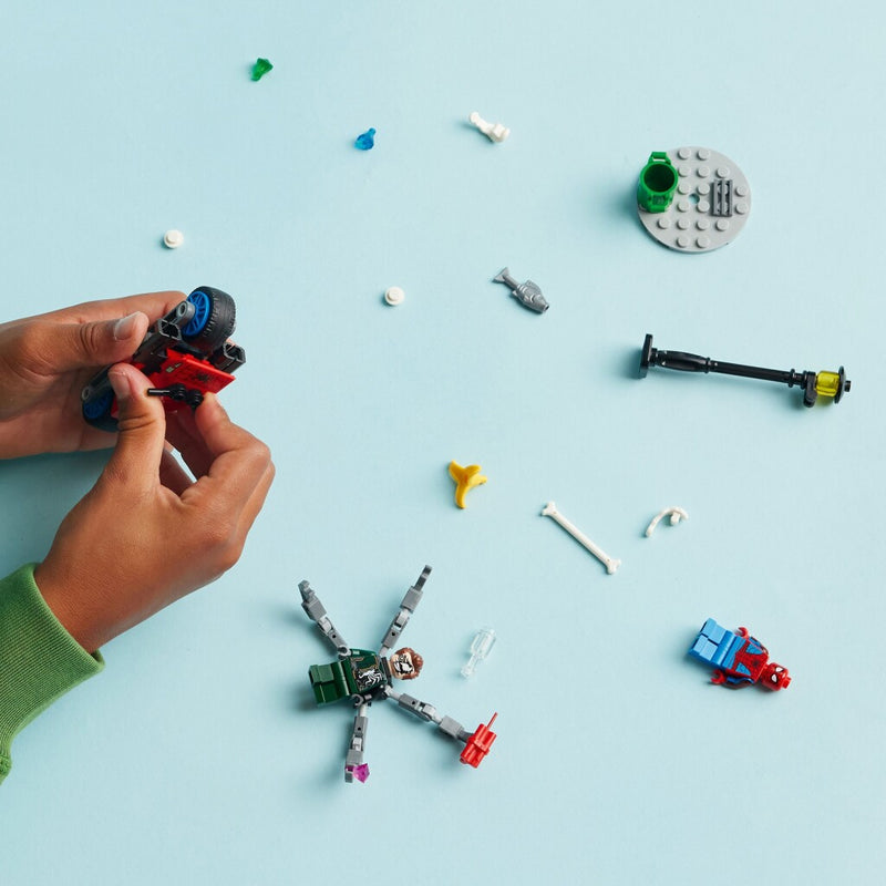 Afbeelding laden in galerijviewer, Lego LEGO Super Heroes 76275 Motorachtervolging: Spider-Man vs. Doc Ock

