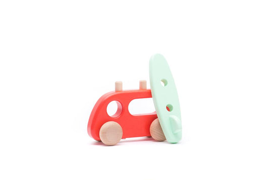 Bajo houten camper met surfplank. 2+