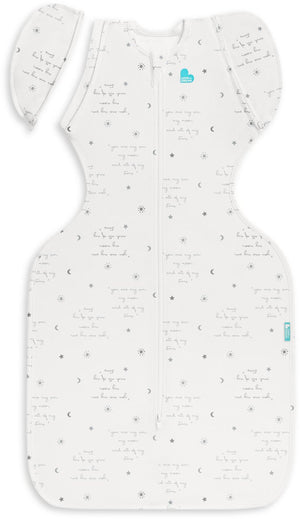 Love to dream ™ babyslaapzak swaddle up™ - inbakeren afbouwen - baby 6-9 maanden - 8.5-11 kg - zomer - 0.2 tog - wit met tekst