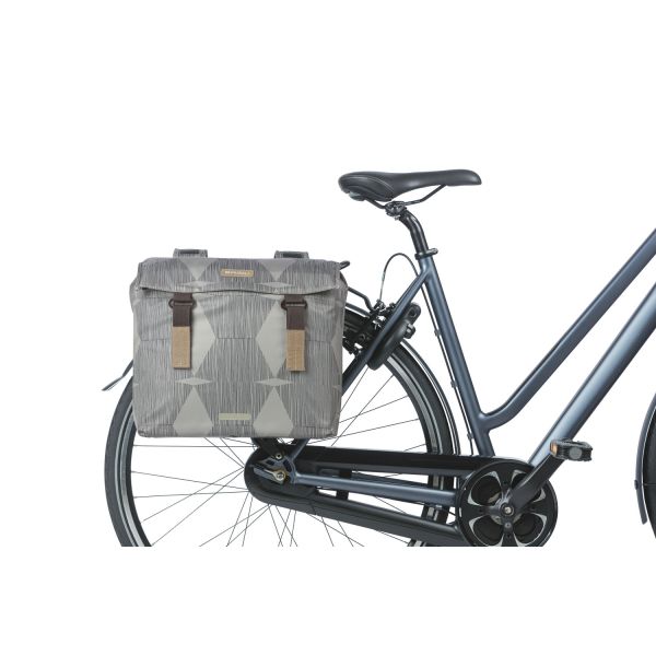 Afbeelding laden in galerijviewer, Basil Elegance dubbele fietstas, chateau taupe, gerecycled PET, Universal Bridge, 40-49L
