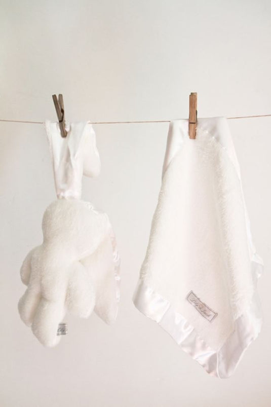 Snuggle bunny wit met witte oren. 26 cm