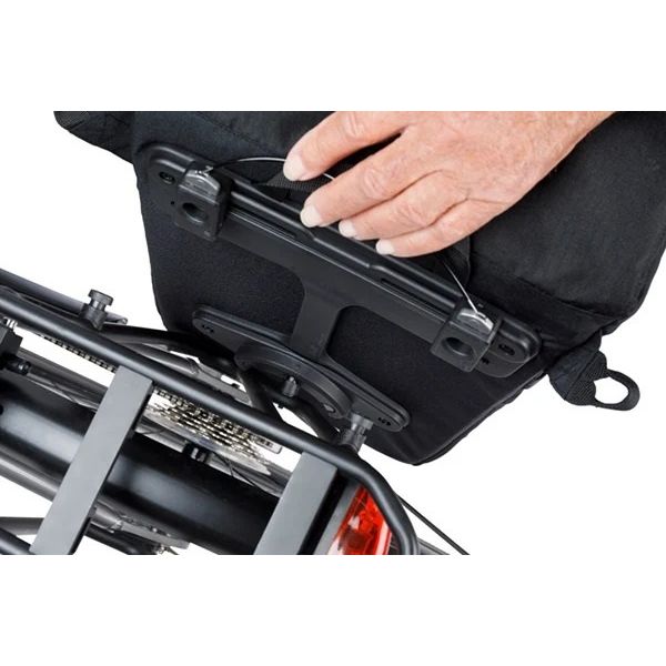 Afbeelding laden in galerijviewer, Basil fietsschoudertas move mik studs 14 liter 14 x 24 x 34 cm - zwart
