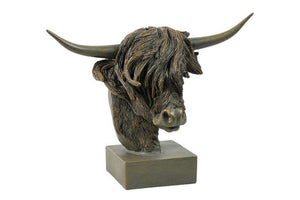 Countryfield beeld schotse hooglander op voet ulla bruin polystone 39x16x33cm