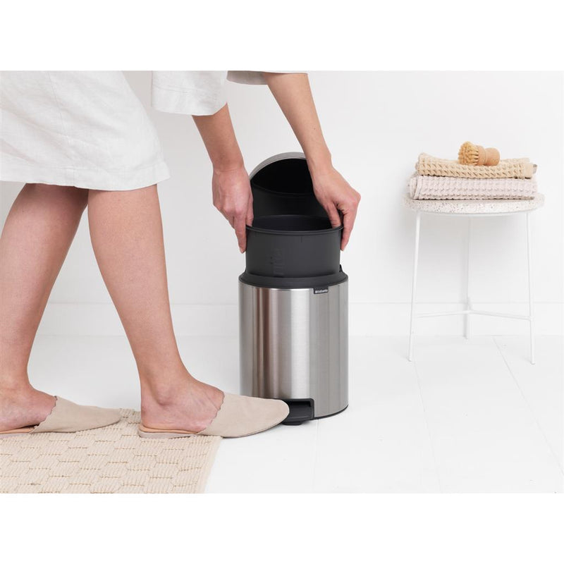 Afbeelding laden in galerijviewer, Brabantia pedaalemmer newicon 5 ltr mat steel fingerprintproof
