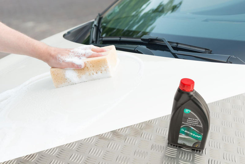 Afbeelding laden in galerijviewer, Dunlop autoshampoo - schuimend - verwijdert vet insecten - 1 liter - zwart
