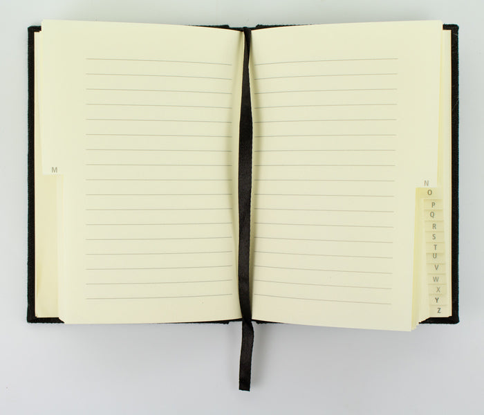 Afbeelding laden in galerijviewer, Kangaro k-5106 alfabetboek a6 a-z linnen hard cover zwart, 208 pagina's, leeslint, elastiek
