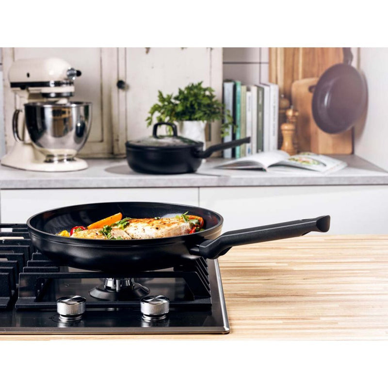 Afbeelding laden in galerijviewer, Bk easy induction koekenpan 20cm - pfas-vrije antikleeflaag - koekenpan inductie - keramische pan - ovenbestendig tot 160°c - koudgrepen - zwart
