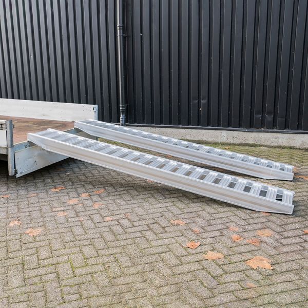 Afbeelding laden in galerijviewer, Oprijplank stuk 300 cm 2500kg.
