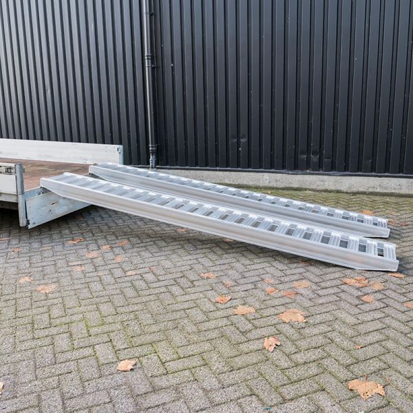 Afbeelding laden in galerijviewer, Oprijplank stuk 350 cm 2500kg.

