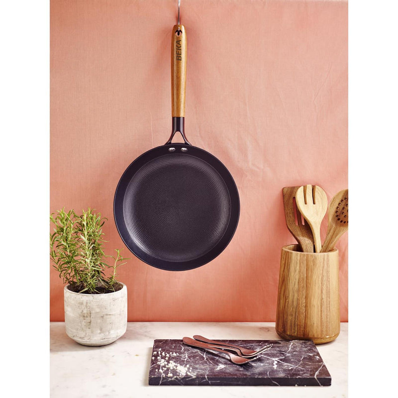 Afbeelding laden in galerijviewer, Beka mandala koekenpan met houten steel 20 cm zwart
