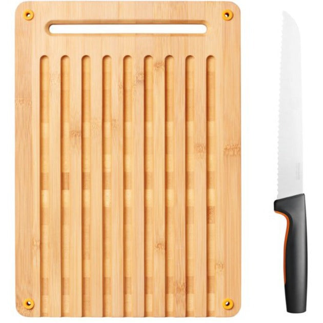 Afbeelding laden in galerijviewer, Fiskars Functional Form Set bamboe broodsnijplank en mes
