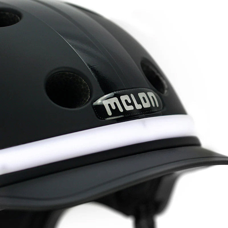 Afbeelding laden in galerijviewer, Melon helm met verlichting e-series black ice m-l
