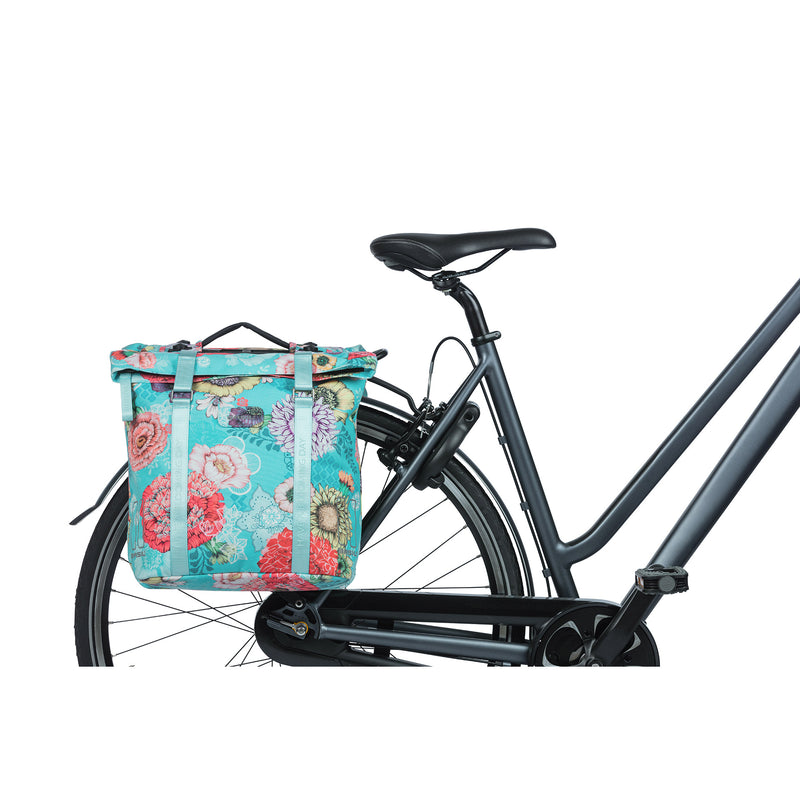 Afbeelding laden in galerijviewer, Basil Bloom Field dubbele fietstas, waterdicht, sky blue, 35L
