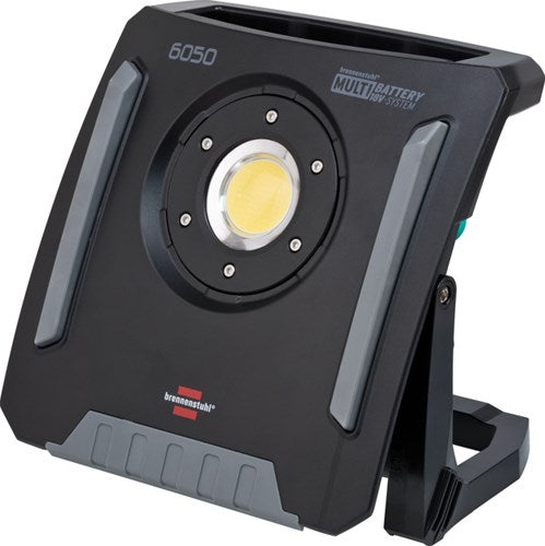 Afbeelding laden in galerijviewer, Brennenstuhl multi batterij led hybride bouwlamp 6050 mh (60w, 6200lm, ip65, werklamp compatibel met 18v batterijen van 5 verschillende fabrikanten, 5m rn kabel, zonder accu, engineered in germany)
