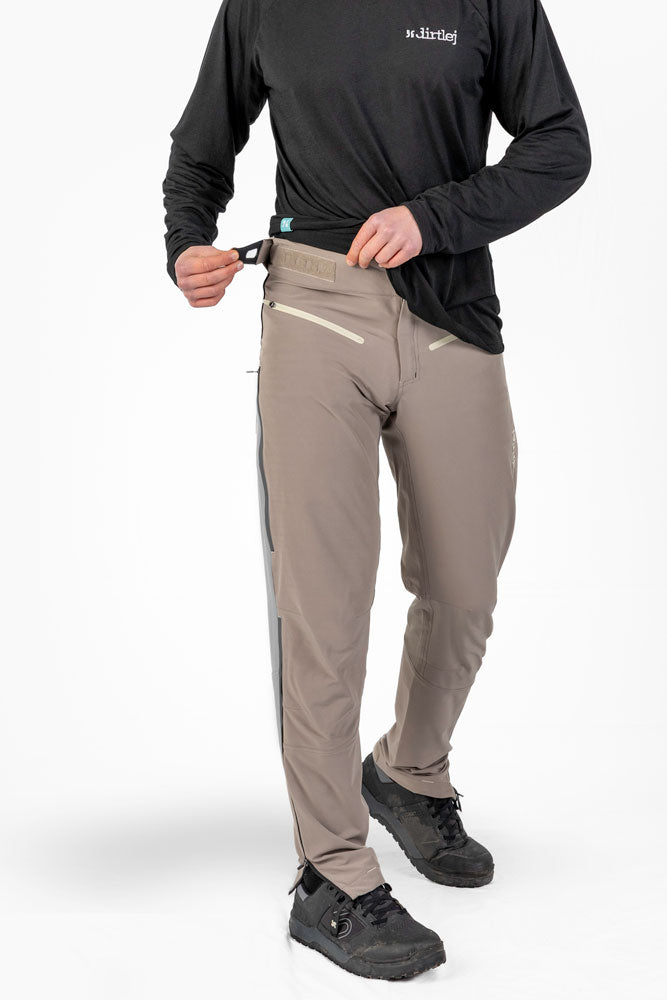 Afbeelding laden in galerijviewer, Dirtlej trailscout light long - mtb pants
