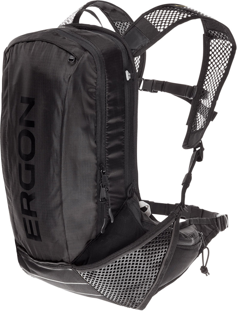 Afbeelding laden in galerijviewer, Ergon BX2 Evo Rugtas Zwart - Lichtgewicht - Geschikt voor dagtochten - 10 + 1.5L volume - Waterdicht - Polyester Nylon - Anders bevestigingssysteem - Inclusief regenhoes
