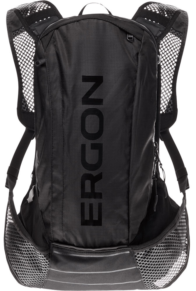 Afbeelding laden in galerijviewer, Ergon BX2 Evo Rugtas Zwart - Lichtgewicht - Geschikt voor dagtochten - 10 + 1.5L volume - Waterdicht - Polyester Nylon - Anders bevestigingssysteem - Inclusief regenhoes

