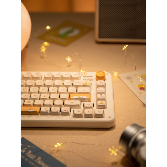 Iqunix zx75 sunset ponder wireless mechanical keyboard (lichtgeel, us lay-out (qwerty), iqunix little prince, 75%, rgb leds, hot-swappable, double-shot pbt, 2.4ghz | bluetooth 5.1 | usb-c)