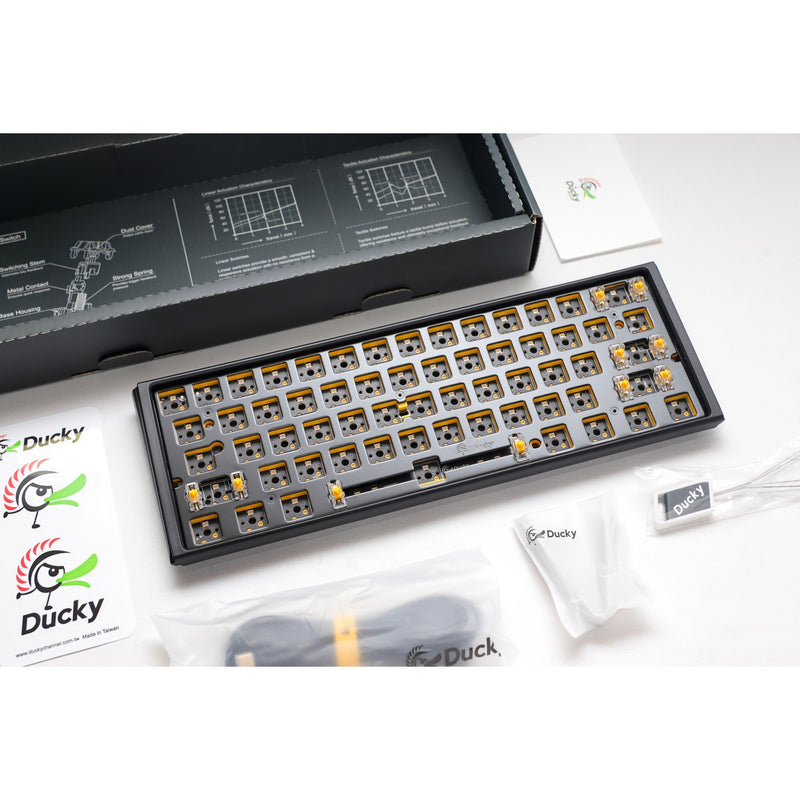 Afbeelding laden in galerijviewer, Ducky one 3 mini ansi layout barebone rgb mechanisch toetsenbord (zwart, us lay-out (qwerty), 60%, rgb leds, hot swap, barebone)
