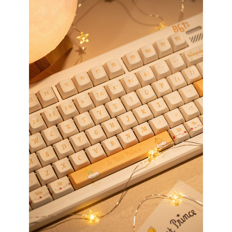 Afbeelding laden in galerijviewer, Iqunix zx75 sunset ponder wireless mechanical keyboard (lichtgeel, us lay-out (qwerty), iqunix little prince, 75%, rgb leds, hot-swappable, double-shot pbt, 2.4ghz | bluetooth 5.1 | usb-c)
