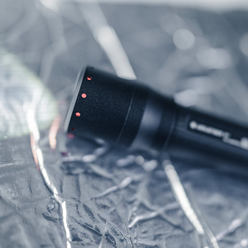 Afbeelding laden in galerijviewer, Ledlenser p7 zaklamp (zwart, 650 lm, 6000-7500k)
