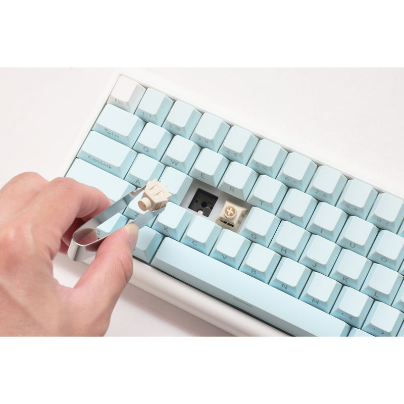 Afbeelding laden in galerijviewer, Ducky projectd tinker 65 - pom edition met qmk via rgb mechanisch toetsenbord (lichtblauw, us lay-out (qwerty), kailh box cream pro, 65%, rgb leds, double-shot pbt, hot-swappable pom, gasket mount)
