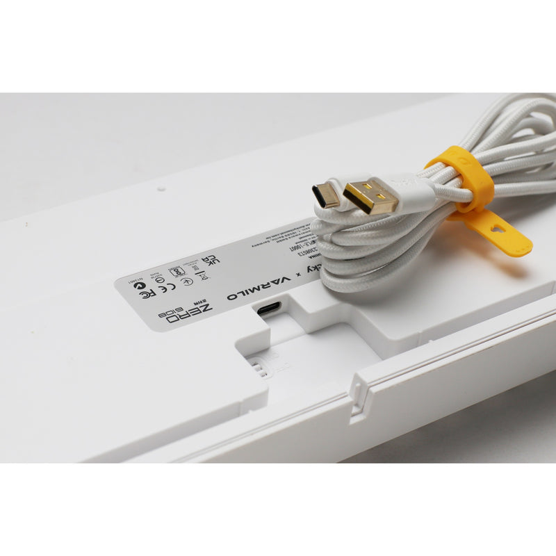 Afbeelding laden in galerijviewer, Ducky zero 6108 pure white rgb mechanisch gaming toetsenbord (wit, us lay-out (qwerty), cherry mx2a red, 100%, rgb leds, double-shot pbt, hot swap, 2.4ghz | bluetooth | usb-c)
