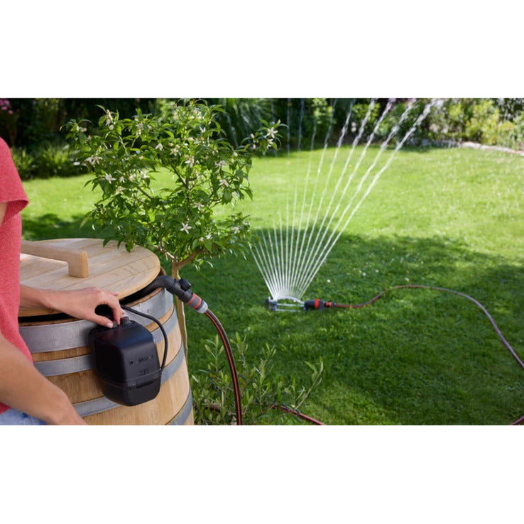 Afbeelding laden in galerijviewer, Gardena accu regentonpomp 2400 comfortautomatic 18v p4a gebruiksklare set incl. accu en oplader (donkergrijs zwart, 14605-20 | pomp | accu | oplader | buis en aansluiting)
