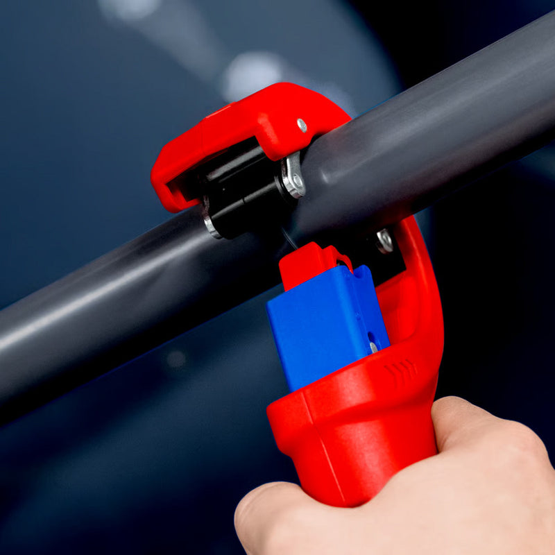 Afbeelding laden in galerijviewer, Knipex dpt50 buizensnijder voor dikwandige kunststof buizen ook kerngeschuimd snijden - capaciteit 32 - 50 mm - 202 mm - 90 23 02 bk
