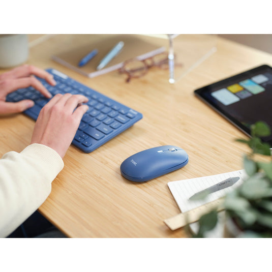 Trust lyra multi-device wireless keyboard mouse, desktopset (blauw, us lay-out, scissor switches, 800 - 1.600 dpi, 2,4 ghz usb, bluetooth, 65%)