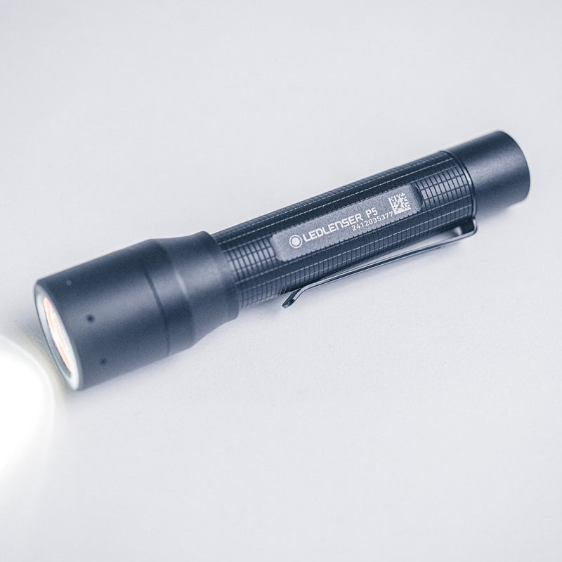 Afbeelding laden in galerijviewer, Ledlenser p5 zaklamp (zwart, 200 lm, 6000-7500k)
