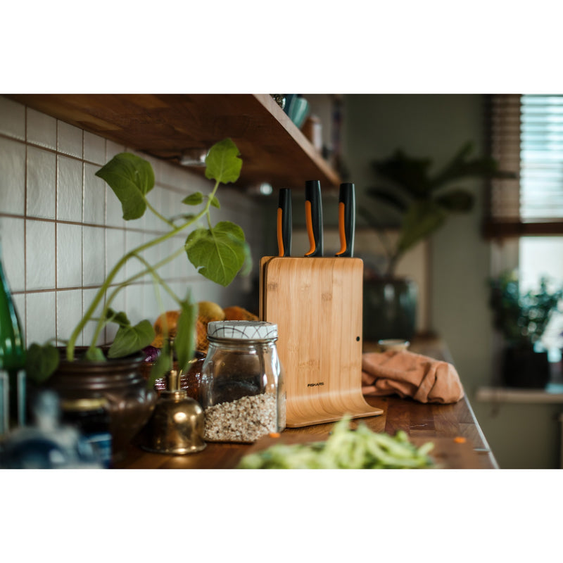 Afbeelding laden in galerijviewer, Fiskars functional form bamboe messenblok met 3 messen (meerkleurig, japans roestvrij staal | handvat met softgrip)
