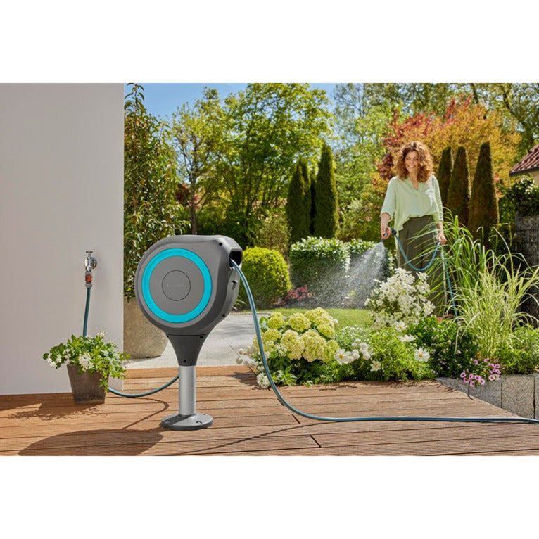 Afbeelding laden in galerijviewer, Gardena patio slangbox rollup slanghaspel (grijs turquoise, 20 meter, incl. reinigingsspuit)
