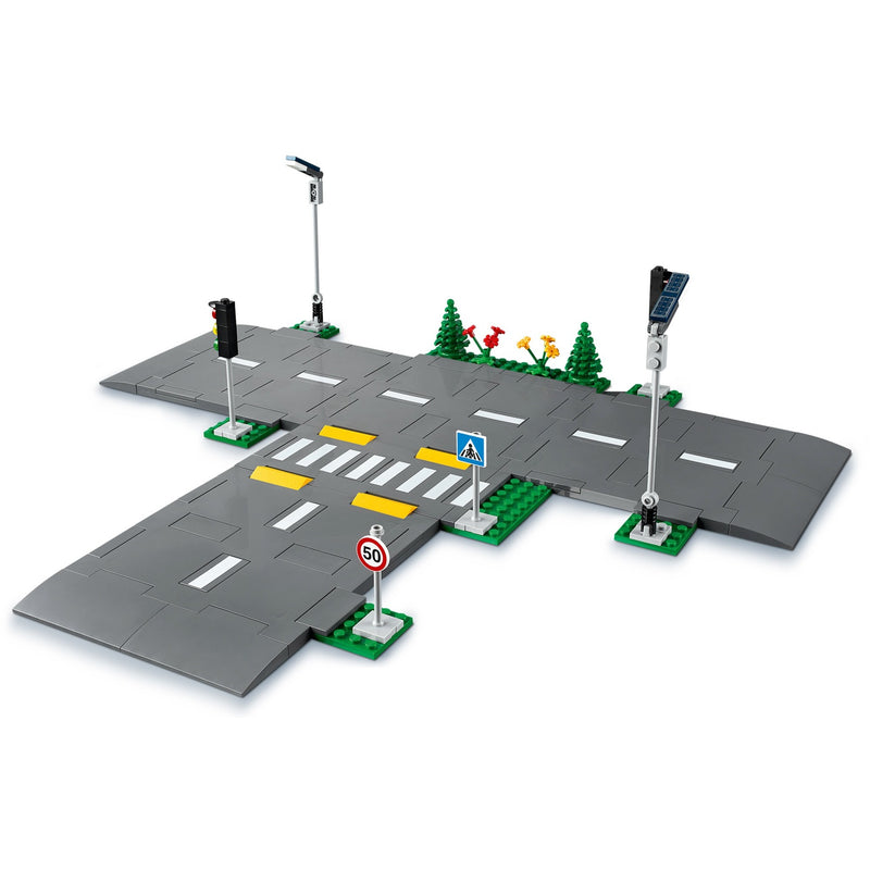 Afbeelding laden in galerijviewer, Lego ® city wegplaten 60304 bouwset; bouwbare speelgoedweg; maak de wegplaten vast aan je stad om deze uit te breiden; met lantaarnpalen, stoplichten, verkeersborden, bomen en planten, verkeersdrempels en een zebrapad (112 onderdelen)
