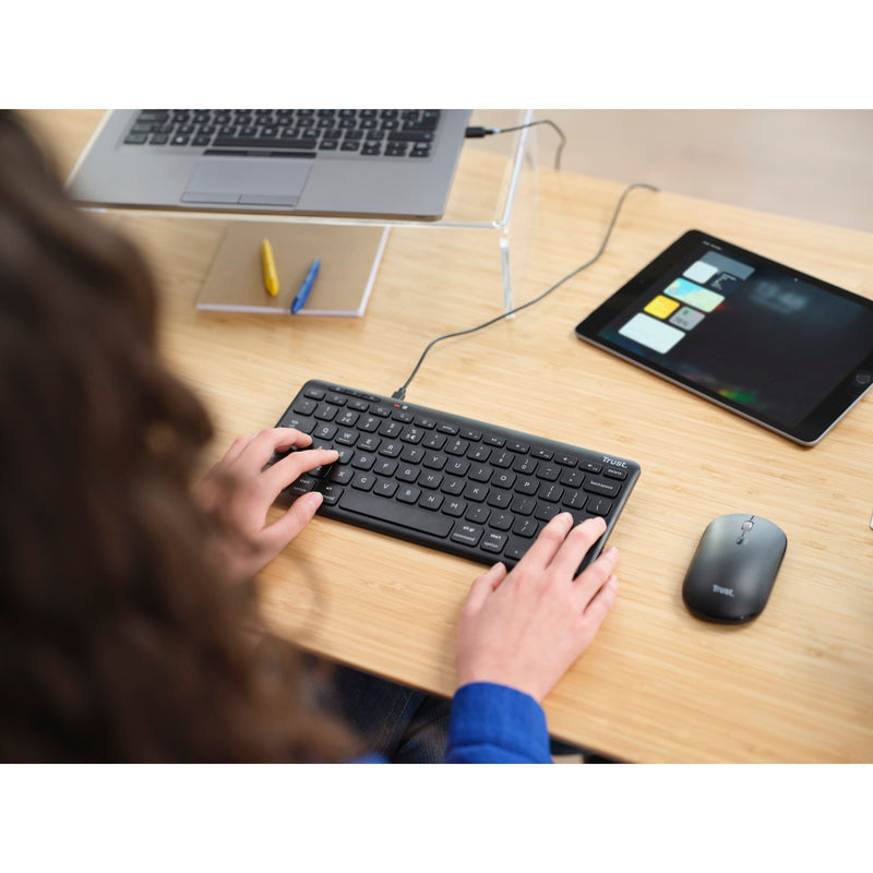 Afbeelding laden in galerijviewer, Trust lyra compact draadloos toetsenbord (zwart, us lay-out (qwerty), scissor switches, 65%, 2,4 ghz usb, bluetooth)
