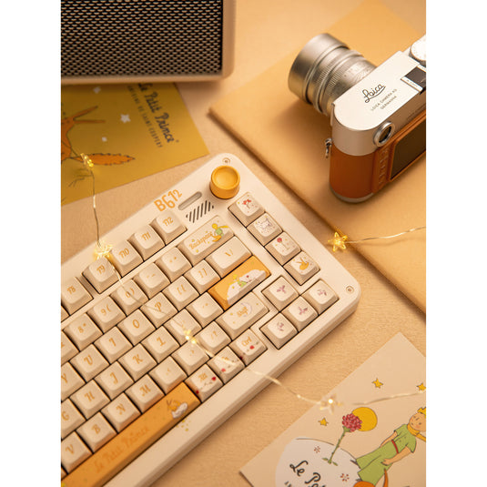 Iqunix zx75 sunset ponder wireless mechanical keyboard (lichtgeel, us lay-out (qwerty), iqunix little prince, 75%, rgb leds, hot-swappable, double-shot pbt, 2.4ghz | bluetooth 5.1 | usb-c)