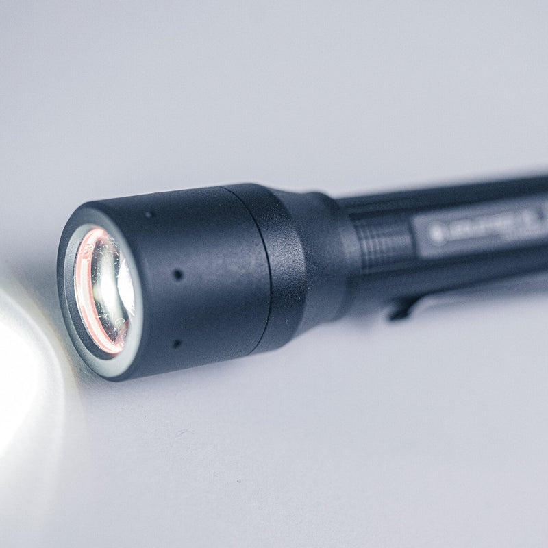 Afbeelding laden in galerijviewer, Ledlenser p5 zaklamp (zwart, 200 lm, 6000-7500k)

