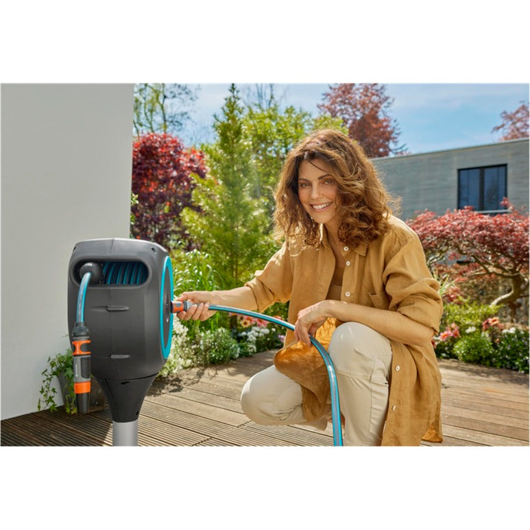 Afbeelding laden in galerijviewer, Gardena patio slangbox rollup slanghaspel (grijs turquoise, 20 meter, incl. reinigingsspuit)
