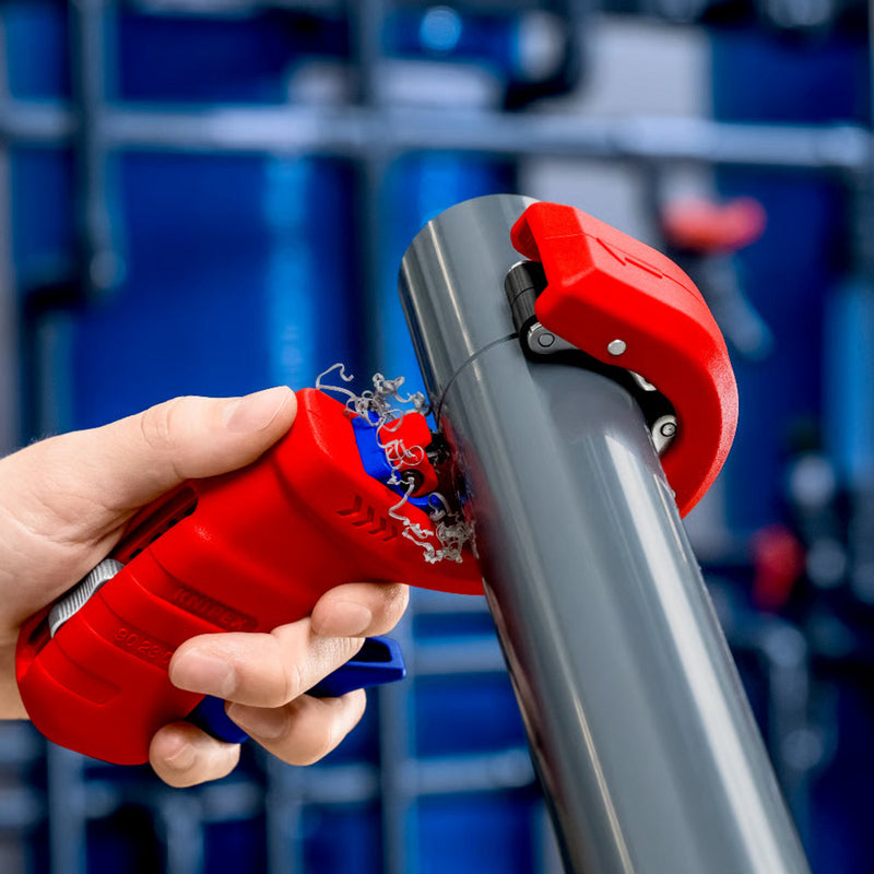 Afbeelding laden in galerijviewer, Knipex dpt50 buizensnijder voor dikwandige kunststof buizen ook kerngeschuimd snijden - capaciteit 32 - 50 mm - 202 mm - 90 23 02 bk
