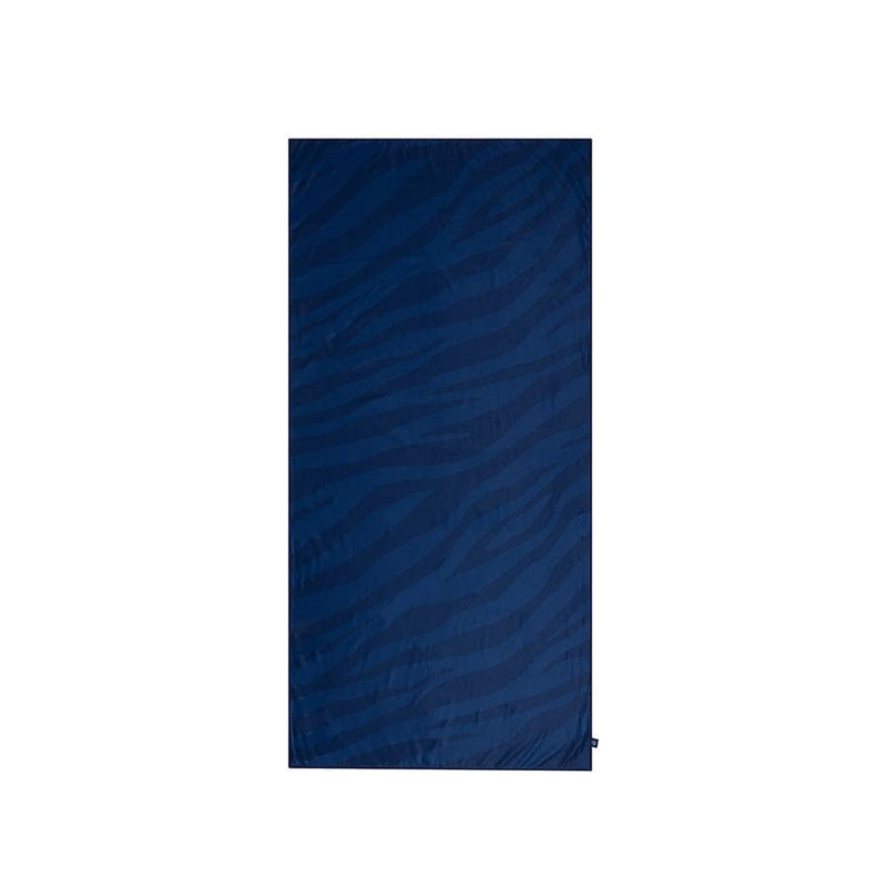 Afbeelding laden in galerijviewer, Vibrant stripes | blauwe microvezel handdoek 180 x 90 cm
