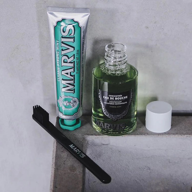 Afbeelding laden in galerijviewer, Marvis mondwater strong mint 120ml
