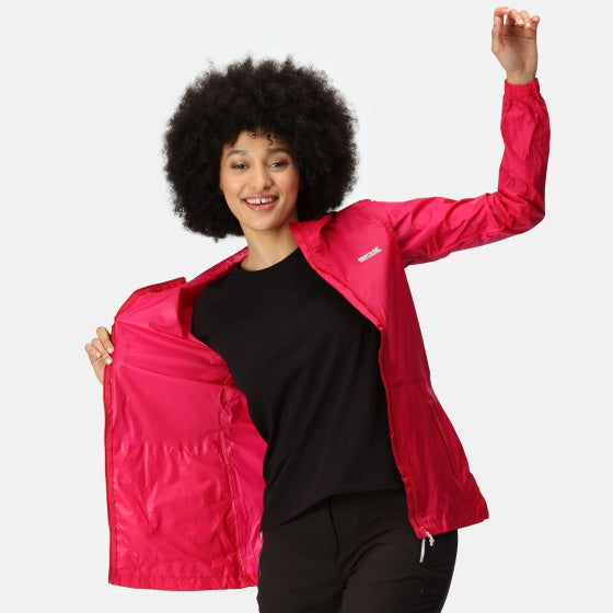 Afbeelding laden in galerijviewer, Regatta Pack it III shell jas dames roze maat S
