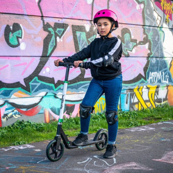 Afbeelding laden in galerijviewer, Xootz Large Wheeled step voetrem junior wit zwart

